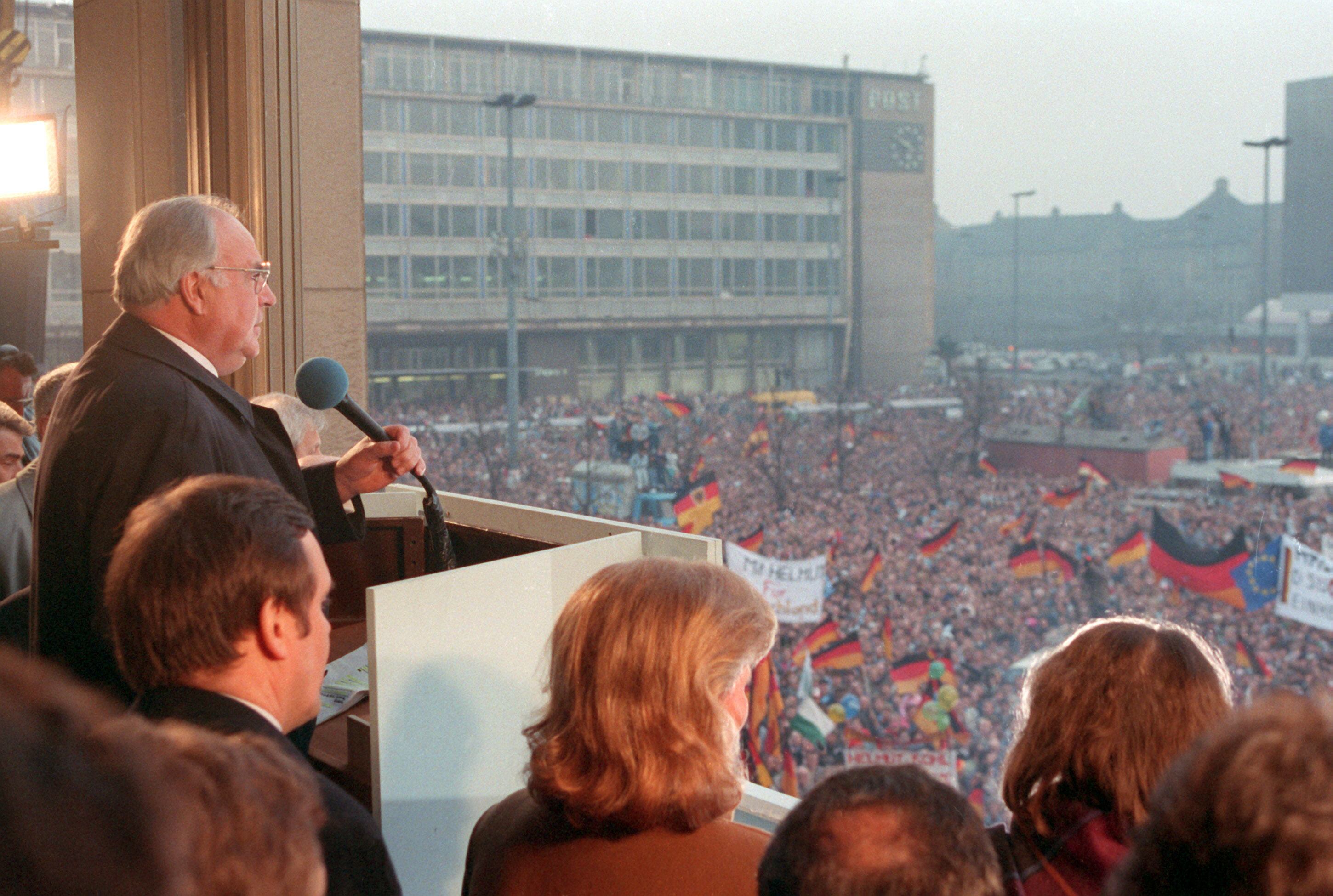 El excanciller Helmut Kohl, el 14 de marzo de 1990 en un discurso ante una multitud en Leipzig.