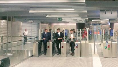 Rull, Puigdemont i Fernàndez, inaugurant l'estació de la Creu Alta.