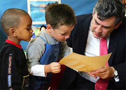 El ministro britnico del Tesoro, Gordon Brown, conversa con unos ni?os en una guardera en Londres.