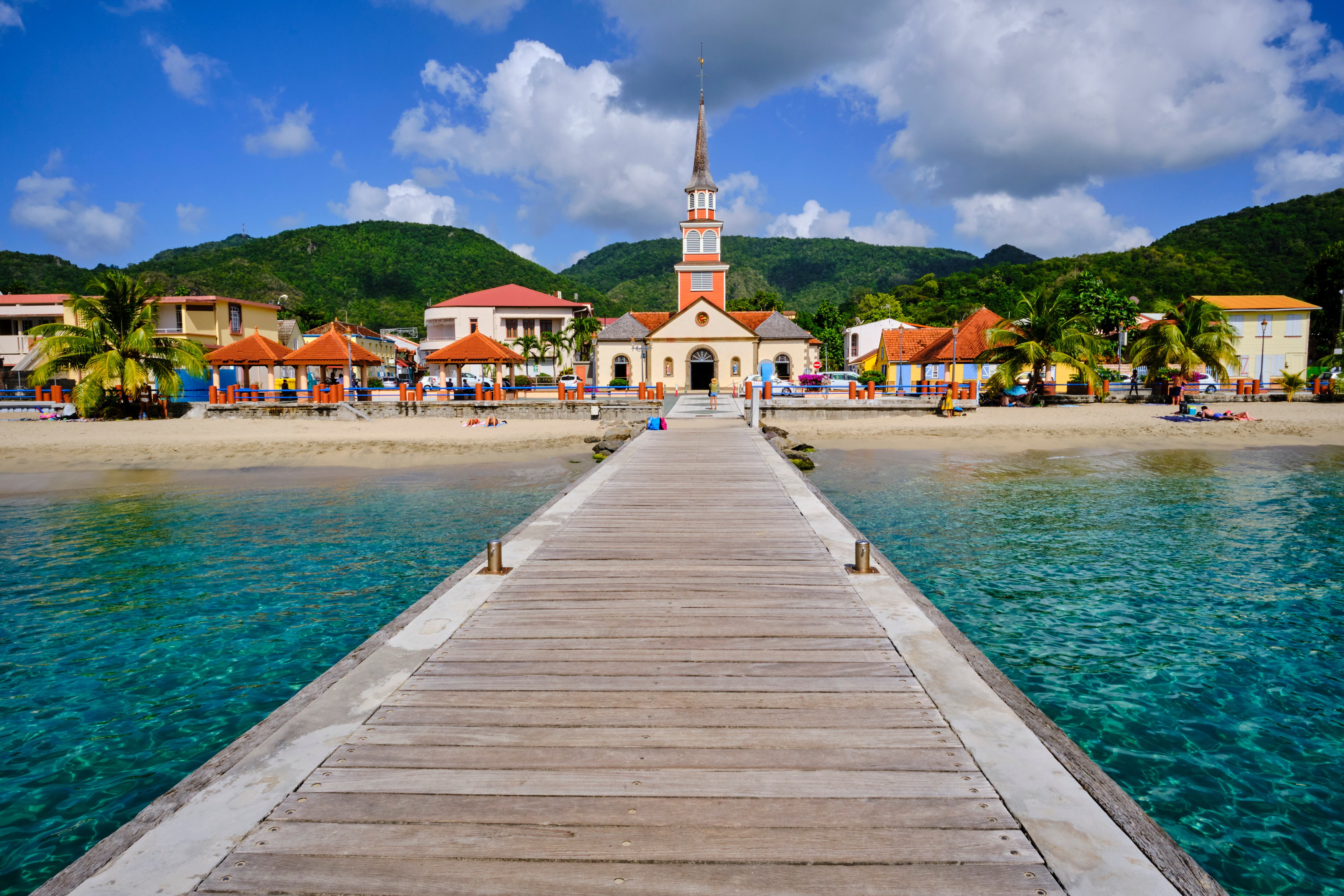 La Église Saint-Henri, en Grande Anse (Martinica), vista desde el final del muelle.