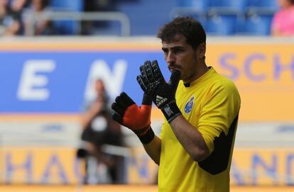 Casillas, durante el partido ante el Duisburgo.