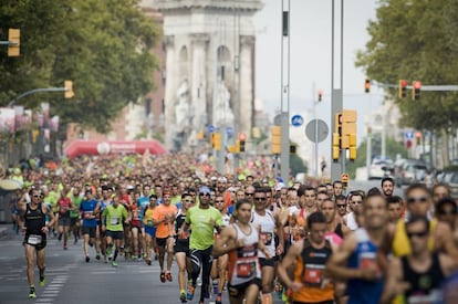 Centenars de corredors participen en la cursa de la Mercè 2015.