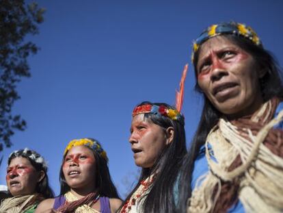 Mulheres indígenas na marcha desta quarta-feira.