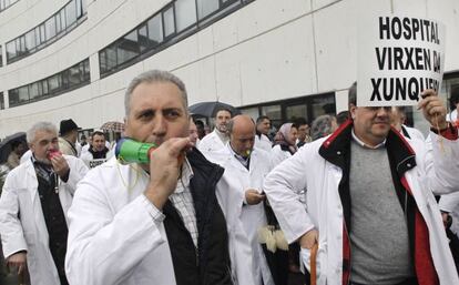 Personal sanitario protesta frente a la sede del Sergas en Santiago por los recortes, en una imagen de noviembre pasado.