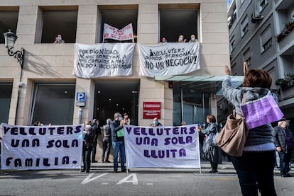 Protesta de familiares y residentes del centro de mayores Velluters, en València, para rechazar que la firma Domus Vi sea el nuevo gestor