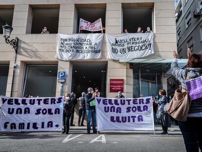 Protesta de familiares y residentes del centro de mayores Velluters, en València, para rechazar que la firma Domus Vi sea el nuevo gestor