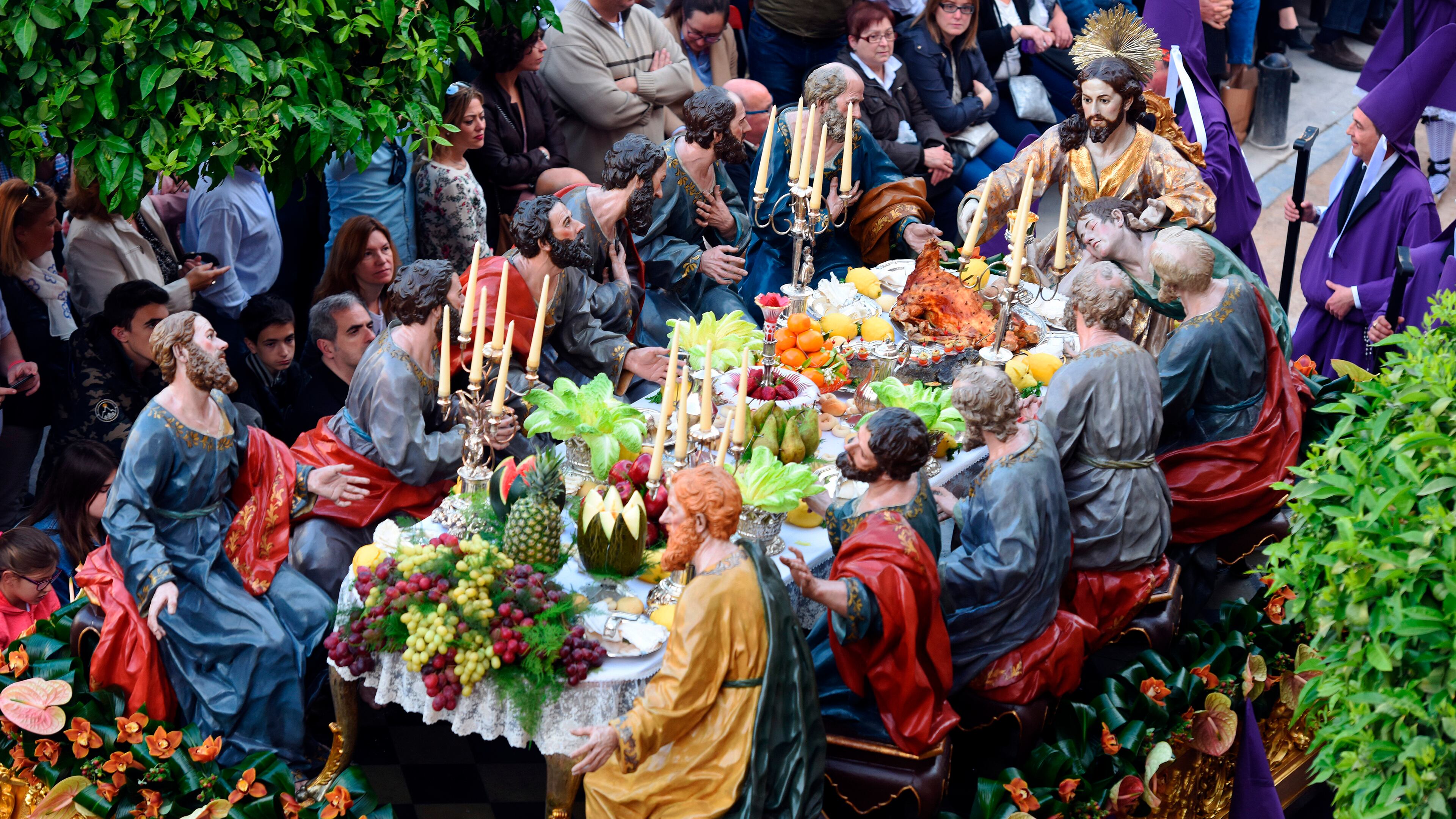 Murcia se viste de gala en un Viernes Santo para disfrutar de la procesión de Los Salzillos, la más monumental y artística de la semana. 