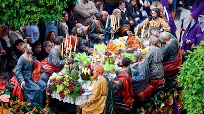 Murcia se viste de gala en un Viernes Santo para disfrutar de la procesión de Los Salzillos, la más monumental y artística de la semana.