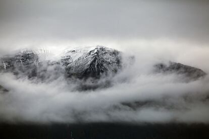 La montaña vigila la bahía de Húsavík, el mejor lugar para observar ballenas en Islandia.