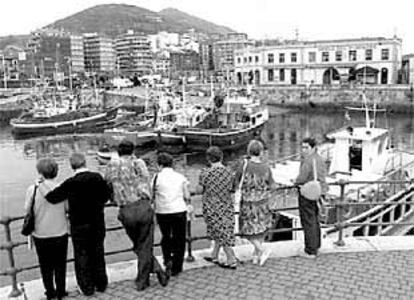 Paseantes el sábado en el puerto de Santurtzi.