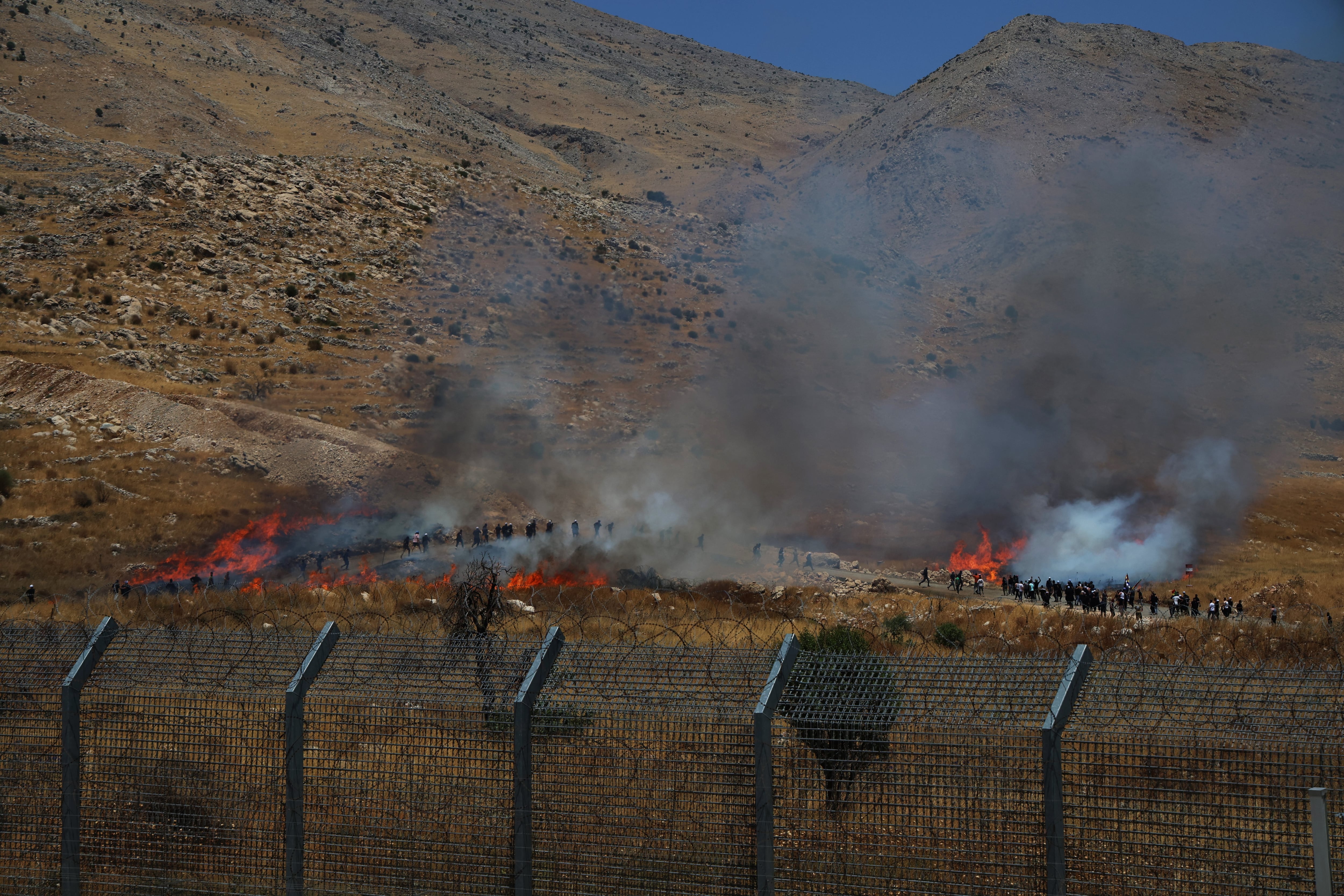 Incendios causados este miércoles por botes de humo lanzados por militares israelíes hacia drusos llegados para protestar a la valla de los Altos del Golán sirios ocupados por el Estado judío.