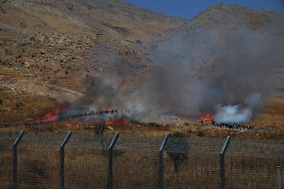 Incendios causados este miércoles por botes de humo lanzados por militares israelíes hacia drusos llegados para protestar a la valla de los Altos del Golán sirios ocupados por el Estado judío.