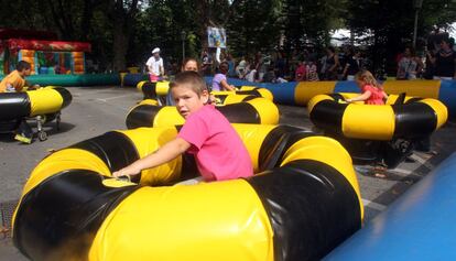 Varios niños disfrutan en una de las actividades del Txikigune, que este año se ha trasladado al parque de Doña Casilda.