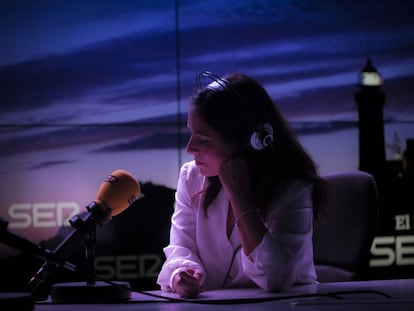 Mara Torres, este miércoles, en el estudio de su programa 'El Faro', en la SER.