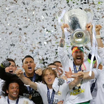 FILE - In this May 28, 2016 fiel photo, Real Madrid's Sergio Ramos raises the trophy after the Champions League final soccer against Atletico Madrid at the San Siro stadium in Milan, Italy. An emotional Sergio Ramos said goodbye to Real Madrid on Thursday, saying he wanted to stay but the club preferred not to renew his contract. (AP Photo/Manu Fernandez, File)