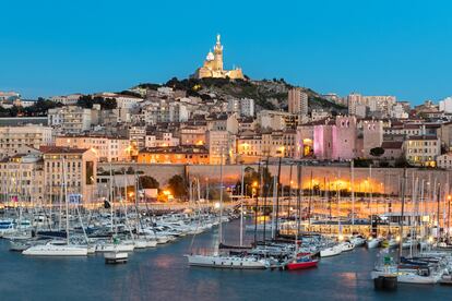 Vista de la basílica de Notre-Dame de la Garde y el puerto de Marsella.