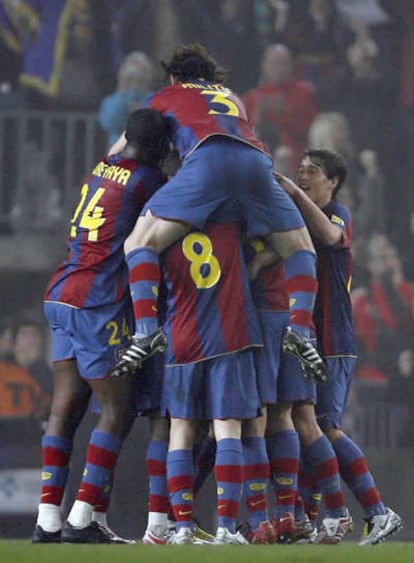 Los jugadores del Barcelona celebran el gol del empate