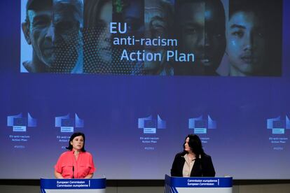 Las comisarias Věra Jourová y Helena Dalli durante la presentación del plan antirracismo este viernes.