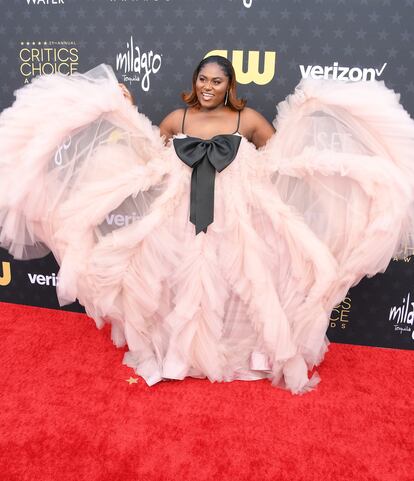 Danielle Brooks, nominada por 'El color púrpura', disfrutó jugando con su vaporoso vestido sobre la alfombra roja. El modelo era de Monsoori.