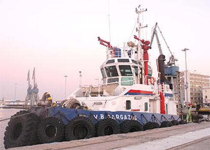 El remolcador <i>Sargazos,</i> en la Bahía de Cádiz.