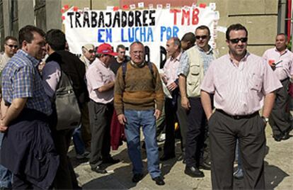 Conductores de autobuses en las puertas de las cocheras de Llutxana.