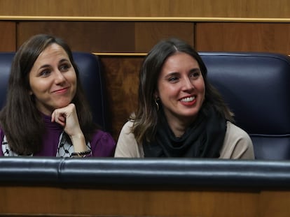 Las dirigentes de Podemos y ministras Ione Belarra e Irene Montero, este miércoles en el Congreso, durante el debate de investidura.