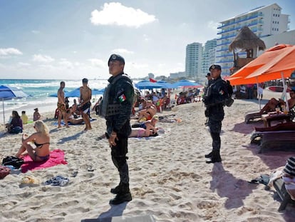 Policía Federal en una playa de Cancún.