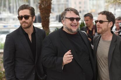 El actor Jake Gyllenhaal junto a los directores de cine Guillermo Del Toro y Ethan Coen, en el Festival de Cannes.