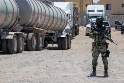 Un elemento del ejército mexicano resguarda un camión cisterna, en Ciudad Juárez, en julio de 2024.