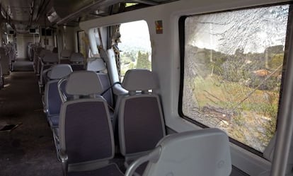 Interior del tren de cercanías en el que resultó herido un viajero.