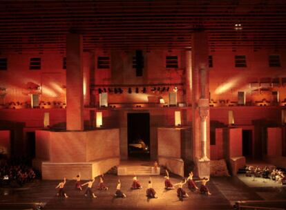 Una vista del Teatro de Sagunto durante la representación del espectáculo de danza <i>Aman</i>