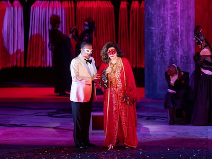 El tenor Francesco Meli y la soprano Anna Pirozzi en la escena final de 'Un ballo in maschera', el pasado 21 de abril en el Palau de Les Arts.