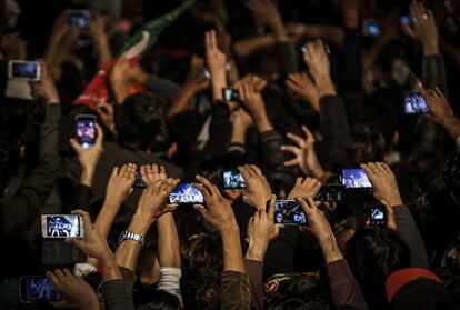 Simpatizantes del líder del principal partido en la oposición pakistaní Pakistan Tehreek-i-Insaf (PTI), Imran Khan, toman fotografías durante su discurso en una protesta contra la Liga Musulmana de Pakistán-N (PML-N), actualmente en el poder, en Lahore (Pakistán).