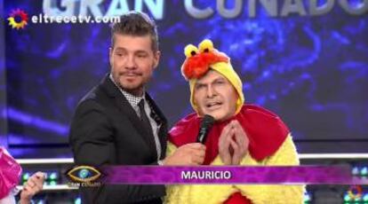 Tinelli viste de pollo al imitador de Macri.