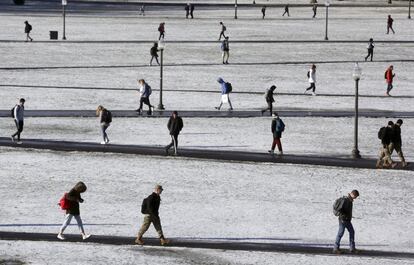 Estudiantes de Virginia Tech caminan por el campus nevado de Blacksburg, en Virginia (EE UU)