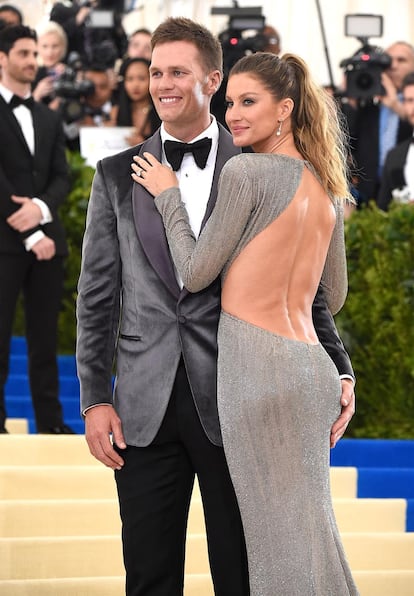 Tom Brady y Gisele Bündchen. La supermodelo apostó por un diseño metalizado con escotazo en la espalda. Es de Stella McCartney.