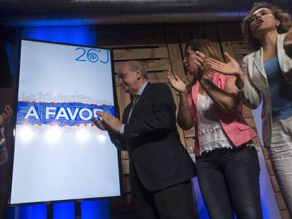 Jorge Fernández Díaz, ministro del Interior en funciones y candidato del PP por Barcelona, con dirigentes populares en el arranque de la campaña electoral.