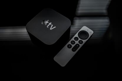 Reproductor multimedia Apple TV con su mando