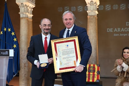 El presidente del Ejecutivo autonómico, Jorge Azcón, y el expresidente del Ejecutivo aragonés, Javier Lambán, durante el acto institucional del Día de Aragón, en el patio de Santa Isabel del Palacio de la Aljafería, a 23 de abril de 2024, en Zaragoza.