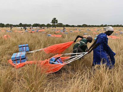 Recogida de comida lanzada desde aviones en la zona de Ayod county, en Sudán del sur.