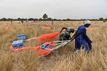 Recogida de comida lanzada desde aviones en la zona de Ayod county, en Sudán del sur.