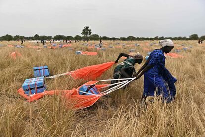 Recogida de comida lanzada desde aviones en la zona de Ayod county, en Sudán del sur.