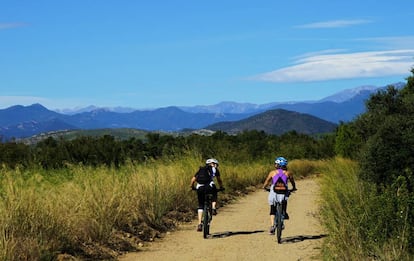 Ciclistas por los caminos de la Costa Brava en uno de los tramos de la Vía Augusta.