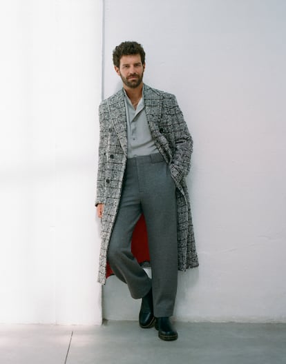 Francisco Ortiz. Protagonista de ¡García!, apuesta de HBO para esta temporada, el intérprete madrileño viste camisa y pantalón de Emporio Armani, abrigo de Dolce & Gabbana y botas de Dr. Martens.