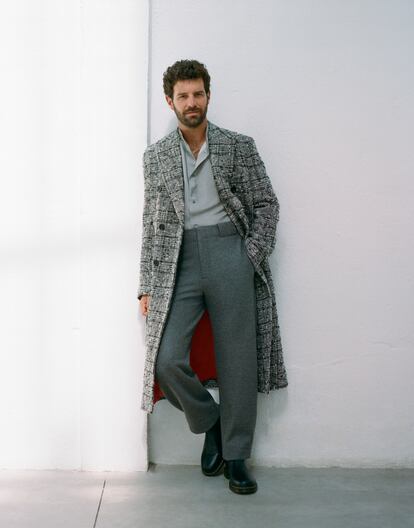 Francisco Ortiz. Protagonista de ¡García!, apuesta de HBO para esta temporada, el intérprete madrileño viste camisa y pantalón de Emporio Armani, abrigo de Dolce & Gabbana y botas de Dr. Martens.