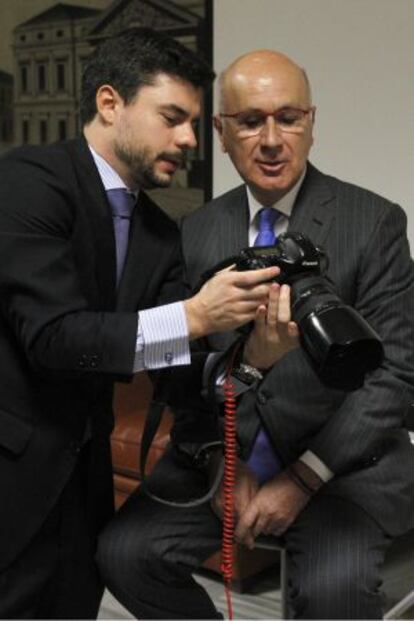 Duran Lleida observa la foto que le hicieron en el Congreso para obtener su credencial de diputado.