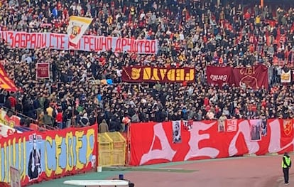 La pancarta de los ultras de la Roma con el nombre Fedayn, boca abajo, poco antes de ser quemada.