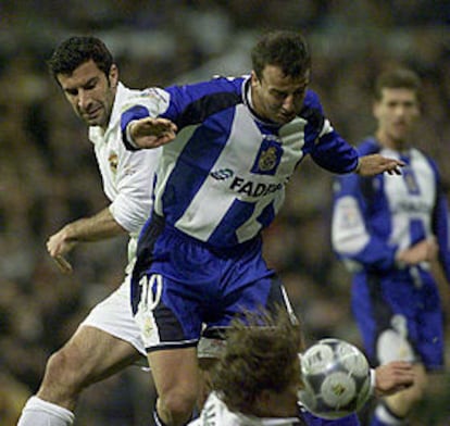 Figo y Fran pugnan por el balón.