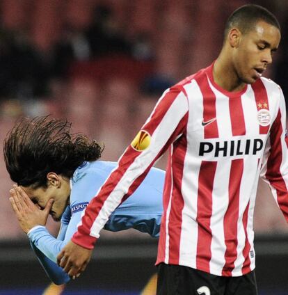 Cavani se lamenta de un fallo en el partido ante el PSV Eindhoven.