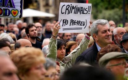 La plaza de la Virgen de Valencia volvió a llenarse de personas solidarias con las víctimas del accidente del metro.